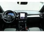 Volvo XC40 2.0 B4 Mild Hybrid Plus Dark | Verwarmbare Voorruit | Trekhaak | Elektrische Achterklep | Adaptieve Cruise Control Met Pilot Assist | BLIS Dodehoekdetectie | Harman/Kardon Audiosysteem | Elektrisch Verstelbare Voorstoelen Met Geheugen | Keyless Entruy | 18 Inch Lichtmetalen Velgen | Achteruitrijcamera | Parkeersensoren Voor & Achter | Textiel City Block Melange Grey/Charcoal Bekleding