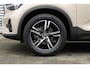 Volvo XC40 2.0 B4 Mild Hybrid Plus Dark | Verwarmbare Voorruit | Trekhaak | Elektrische Achterklep | Adaptieve Cruise Control Met Pilot Assist | BLIS Dodehoekdetectie | Harman/Kardon Audiosysteem | Elektrisch Verstelbare Voorstoelen Met Geheugen | Keyless Entruy | 18 Inch Lichtmetalen Velgen | Achteruitrijcamera | Parkeersensoren Voor & Achter | Textiel City Block Melange Grey/Charcoal Bekleding