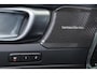 Volvo EX40 Performance Plus Black Edition 82 kWh - IntelliSafe Assist & Surround - 360º Camera - Harman/Kardon audio - Verwarmde voorstoelen, stuur & achterbank - Parkeersensoren voor & achter - Elektr. bedienb. voorstoelen met geheugen links - Draadloze tel. lader - Warmtepomp - Extra getint glas - Elektr. inklapbare trekhaak - 20' LMV