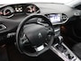 Peugeot 308 1.2 PureTech Allure automaat, trekhaak, pano dak, navi, cruisecontr, airco, pdc, achteruitrijcamera, Buitenspiegels elektrisch verstel- en verwarmbaar De Peugeot 308 1.2 PureTech Allure automaat is een stijlvolle en moderne hatchback die comfort, technologie en rijplezier mooi combineert. De efficiënte 1.2-liter turbomotor levert vlotte pre