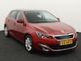Peugeot 308 1.2 PureTech Allure automaat, trekhaak, pano dak, navi, cruisecontr, airco, pdc, achteruitrijcamera, Buitenspiegels elektrisch verstel- en verwarmbaar De Peugeot 308 1.2 PureTech Allure automaat is een stijlvolle en moderne hatchback die comfort, technologie en rijplezier mooi combineert. De efficiënte 1.2-liter turbomotor levert vlotte pre