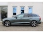 Volvo V60 2.0 T8 Plug-in hybrid AWD Ultra Perf. Ed. Dark | Nappa leder Charcoal | Polestar Engineered software | Panoramadak | Visual Park Assist | 6,4 kw Boordlader | Adaptive Cruise control | Pilot Assist | Premium Pack | Preconditioning met timer | Getinte ramen | Headup display | Full Led | Driver Assistance | Driver Awareness | 19" 5-Triple Spaaks Black Diamond Cut | Bowers & Wilkins Audiosysteem | Google Maps | Google Assistant | Blis | Elektrische achterklep | Stoelventilatie voor | Stoelmassage voor | Verwarmbaar stuurwiel | Keyless | Elektrisch verstelbare voorstoelen met geheugen | Lichting Pack | Stoelverwarming voor en achter | Apple Carplay | Volvo Car UX | Elektrisch bedienbare achterklep | Verlichtingspack 2