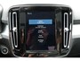 Volvo XC40 T4 Plug-in hybrid AUT7 211PK Plus Dark | Panoramadak | Adaptieve Cruise Control | Harman Kardon audio | Trekhaak semi elektrisch inklapbaar | 18" Lichtmetalen velgen | Elektrisch verstelbare voorstoelen | Stoel- & Stuurwielverwarming