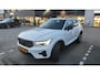 Volvo XC40 T4 Plug-in hybrid AUT7 211PK Plus Dark | Panoramadak | Adaptieve Cruise Control | Harman Kardon audio | Trekhaak semi elektrisch inklapbaar | 18" Lichtmetalen velgen | Elektrisch verstelbare voorstoelen | Stoel- & Stuurwielverwarming
