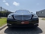 Mercedes-Benz S-klasse 600 V12 Lang AMG Facelift UNIEKE AUTO/TOPCONDITIE/VOLLEDIG MERCEDES DEALER HISTORIE/PANO-SCHUIFDAK/NACHTZICHT/MASSAGE+VENTILATIE/DISTRONIC/LANE-ASSIST/CAMERA/HARMAN&KARDON/20"AMG/YOUNGTIMER/BTW-AUTO