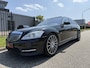 Mercedes-Benz S-klasse 600 V12 Lang AMG Facelift UNIEKE AUTO/TOPCONDITIE/VOLLEDIG MERCEDES DEALER HISTORIE/PANO-SCHUIFDAK/NACHTZICHT/MASSAGE+VENTILATIE/DISTRONIC/LANE-ASSIST/CAMERA/HARMAN&KARDON/20"AMG/YOUNGTIMER/BTW-AUTO