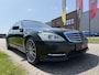 Mercedes-Benz S-klasse 600 V12 Lang AMG Facelift UNIEKE AUTO/TOPCONDITIE/VOLLEDIG MERCEDES DEALER HISTORIE/PANO-SCHUIFDAK/NACHTZICHT/MASSAGE+VENTILATIE/DISTRONIC/LANE-ASSIST/CAMERA/HARMAN&KARDON/20"AMG/YOUNGTIMER/BTW-AUTO