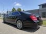 Mercedes-Benz S-klasse 600 V12 Lang AMG Facelift UNIEKE AUTO/TOPCONDITIE/VOLLEDIG MERCEDES DEALER HISTORIE/PANO-SCHUIFDAK/NACHTZICHT/MASSAGE+VENTILATIE/DISTRONIC/LANE-ASSIST/CAMERA/HARMAN&KARDON/20"AMG/YOUNGTIMER/BTW-AUTO