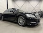 Mercedes-Benz S-klasse 600 V12 Lang AMG Facelift UNIEKE AUTO/TOPCONDITIE/VOLLEDIG MERCEDES DEALER HISTORIE/PANO-SCHUIFDAK/NACHTZICHT/MASSAGE+VENTILATIE/DISTRONIC/LANE-ASSIST/CAMERA/HARMAN&KARDON/20"AMG/YOUNGTIMER/BTW-AUTO
