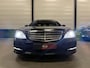 Mercedes-Benz S-klasse 600 V12 Lang AMG Facelift UNIEKE AUTO/TOPCONDITIE/VOLLEDIG MERCEDES DEALER HISTORIE/PANO-SCHUIFDAK/NACHTZICHT/MASSAGE+VENTILATIE/DISTRONIC/LANE-ASSIST/CAMERA/HARMAN&KARDON/20"AMG/YOUNGTIMER/BTW-AUTO