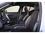 Volvo EX40 Extended Range Ultra 82 kWh - Panorama/schuifdak - IntelliSafe Assist & Surround - 360º Camera - Harman/Kardon audio - Verwarmde voorstoelen & stuur - Parkeersensoren voor & achter - Elektr. bedienb. voorstoelen met geheugen links - Draadloze tel. lader - Warmtepomp - Extra getint glas - 19' LMV
