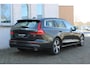 Volvo V60 B4 Automaat Momentum Business | Elektrisch glazen panorama-dak | Lederen bekleding | Voorstoelen en stuurwiel verwarmbaar | 1e Eigenaar + 100% Dealeronderhouden | Premium audio van Harman Kardon | Achteruitrijcamera | Parkeersensoren voor en achter | Keyless entry & start | Apple Carlpay & Android Auto | Semi elektrische trekhaak | Rijstrookdetectie met correctie | Pilot Assist & adaptieve cruise control |