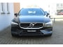 Volvo V60 B4 Automaat Momentum Business | Elektrisch glazen panorama-dak | Lederen bekleding | Voorstoelen en stuurwiel verwarmbaar | 1e Eigenaar + 100% Dealeronderhouden | Premium audio van Harman Kardon | Achteruitrijcamera | Parkeersensoren voor en achter | Keyless entry & start | Apple Carlpay & Android Auto | Semi elektrische trekhaak | Rijstrookdetectie met correctie | Pilot Assist & adaptieve cruise control |