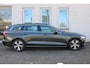 Volvo V60 B4 Automaat Momentum Business | Elektrisch glazen panorama-dak | Lederen bekleding | Voorstoelen en stuurwiel verwarmbaar | 1e Eigenaar + 100% Dealeronderhouden | Premium audio van Harman Kardon | Achteruitrijcamera | Parkeersensoren voor en achter | Keyless entry & start | Apple Carlpay & Android Auto | Semi elektrische trekhaak | Rijstrookdetectie met correctie | Pilot Assist & adaptieve cruise control |