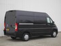 Peugeot Boxer 333 2.2 BlueHDi 140pk L2H2 Premium | 3-Zits | Navigatie | Achteruitrijcamera | Airco | Laadruimte betimmerd | Cruise control | Comfort Stoel | Parkeersensoren