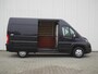 Peugeot Boxer 333 2.2 BlueHDi 140pk L2H2 Premium | 3-Zits | Navigatie | Achteruitrijcamera | Airco | Laadruimte betimmerd | Cruise control | Comfort Stoel | Parkeersensoren