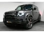 Land Rover Defender 110 2.0 P400e 110 X / Panoramadak / Elektr. verstelbare voorstoelen + memory / Matrix LED / Rondomzichtcamera / HUD / Koelkast in armleuning / Head-up / Apple Carplay - Android Auto / Stoelkoeling & verwarming / Luchtvering / Meridian Surround Sound / Elektr. wegklapbare trekhaak / Stuurwiel verwarmd / 20'' LMV / Camera in binnenspiegel