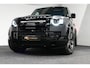 Land Rover Defender 110 2.0 P400e 110 X / Panoramadak / Elektr. verstelbare voorstoelen + memory / Matrix LED / Rondomzichtcamera / HUD / Koelkast in armleuning / Head-up / Apple Carplay - Android Auto / Stoelkoeling & verwarming / Luchtvering / Meridian Surround Sound / Elektr. wegklapbare trekhaak / Stuurwiel verwarmd / 20'' LMV / Camera in binnenspiegel