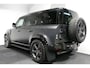 Land Rover Defender 110 2.0 P400e 110 X / Panoramadak / Elektr. verstelbare voorstoelen + memory / Matrix LED / Rondomzichtcamera / HUD / Koelkast in armleuning / Head-up / Apple Carplay - Android Auto / Stoelkoeling & verwarming / Luchtvering / Meridian Surround Sound / Elektr. wegklapbare trekhaak / Stuurwiel verwarmd / 20'' LMV / Camera in binnenspiegel