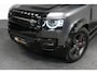 Land Rover Defender 110 2.0 P400e 110 X / Panoramadak / Elektr. verstelbare voorstoelen + memory / Matrix LED / Rondomzichtcamera / HUD / Koelkast in armleuning / Head-up / Apple Carplay - Android Auto / Stoelkoeling & verwarming / Luchtvering / Meridian Surround Sound / Elektr. wegklapbare trekhaak / Stuurwiel verwarmd / 20'' LMV / Camera in binnenspiegel