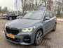 BMW X1 xDrive25e eDrive M Sport Plug-in Hybride | PHEV | 220pk | Panoramadak | Storm Bay Metallic | 19 inch | M Pakket | Camera | Sportstoelen | Led verlichting | Head Up Display | Shadowline Exterieur