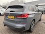 BMW X1 xDrive25e eDrive M Sport Plug-in Hybride | PHEV | 220pk | Panoramadak | Storm Bay Metallic | 19 inch | M Pakket | Camera | Sportstoelen | Led verlichting | Head Up Display | Shadowline Exterieur