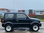 Suzuki Jimny 1.3 JX 2WD 3-Drs Stuurbekrachtiging Audio-CD/MP3 Leder 2 x airbag LMV 15" Colorpakket Trekhaak Dealeronderhoud Nw Apk