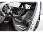 Volvo V60 2.0 B3 Essential Edition | Leder | Adaptieve Cruise Control | Sport Pack | 19" Black Edition Velgen | Stoelverwarming | Park Assist |