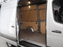 Mercedes-Benz Sprinter 317 CDI | L2 H2 | PRO | AUTOMAAT | ACHTERUITRIJCAMERA | NAVIGATIE | CRUISE CONTROL | BETIMMERDE LAADRUIMTE | DIEP ZWART | 3-ZITS | LICHT -/ REGEN SENSOR