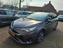 Toyota Avensis Touring Sports 1.8 VVT-i Dynamic. Zeer netjes! O.a. navi, camera, cruise, stoelverwarming. Boekjes aanwezig.