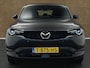 Mazda MX-30 e-SkyActiv EV 145 Exclusive-line 36 kWh - ORIGINEEL NEDERLANDSE AUTO - 3 FASE LADEN - SNELWEG LAAD MOGELIJKHEID - HEAD-UP DISPLAY - PARKEERSENSOREN VOOR EN ACHTER - STUUR EN STOEL VERWARMING - DODEHOEK DETECTIE