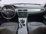 BMW 3-Serie 318i in top staat!/Apple Carplay/Trekhaak/Airco/Cruise control/Centrale deurvergr./Elektr. ruiten en spiegels/Multifunctioneel stuur/ (MET GARANTIE*)