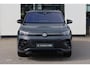 Volkswagen Tiguan 1.5 eHybrid R-Line Edition 272PK / 200kW DSG, Interieur style pakket (lederen 'Varenna' bekleding, elektrisch verstelbare voorstoelen met geheugenfunctie en ventilatie), comfort pakket plus (verwarmbare vooruit, verwarmbare achterbank), black style pakket, elektrisch uitklapbare trekhaak met aanhanger manoeuvreerhulp, verwarmbare voorstoelen, verwarmbaar stuurwiel, Apple Carplay & Android Auto, 20" 'Leeds' LMV, parkeersensoren voor en achter (pdc), rondomzichtcamera (area view), elektrisch verstel-, verwarm- en inklapbare buitenspiegels, navigatie, DAB+, adaptieve cruise control (acc) etc.