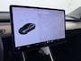 Tesla Model 3 Long Range AWD 75kWh Trekhaak AutoPilot Leeer Pano-dak Adaptive-Cruise Camera's Elektr.-Stuur+Stoelen+Spiegels+Geheugen+Easy-Entry+Verwarmde stoelen Park assistent Pdc WIFI Lane-Assist Navi LED DAB Voorverwarmen interieur Keyless One-Pedal-Drive 4WD SOH 86% 1.000KG Trekgewicht Origineel Nederlandse Auto Fabrieksgarantie op Accu en Motor tot 19-12-2027/192.00km € 60.430 nieuw!
