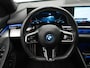 BMW i5 eDrive40 84 kWh SOH 98% | M-PAKKET | NAPPA LEDER | WARMTEPOMP | SFEERVERLICHTING | HARMAN KARDON | WIDESCREEN | CAMERA | NAVIGATIE | APPLE CARPLAY | SPORTSTOELEN | 12 MAANDEN BOVAG GARANTIE |