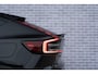 Volvo EC40 Extended Range 82 kWh Plus Black Edition | All Season Banden | Pixel LED Koplampen | 360 Camera | Panoramadak | Adaptive Cruise Control | Stoel-/Stuurverwarming | Harman Kardon Audio | Getint glas | Warmte         pomp | LED mistlampen | Google Maps navigatie |