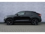 Volvo EC40 Extended Range 82 kWh Plus Black Edition | All Season Banden | Pixel LED Koplampen | 360 Camera | Panoramadak | Adaptive Cruise Control | Stoel-/Stuurverwarming | Harman Kardon Audio | Getint glas | Warmte         pomp | LED mistlampen | Google Maps navigatie |