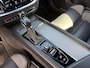 Volvo V60 2.0 T5 R-Design | Adaptieve Cruise Control | Trekhaak | Stoel + Stuurverwarming | 19 Inch | Standkachel | Sportstoelen | Memory | Keyless | Head-up Display | Camera | BLIS Dodehoek Detectie | Adaptieve Led Koplampen |