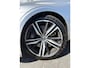 Volvo V60 2.0 T5 R-Design | Adaptieve Cruise Control | Trekhaak | Stoel + Stuurverwarming | 19 Inch | Standkachel | Sportstoelen | Memory | Keyless | Head-up Display | Camera | BLIS Dodehoek Detectie | Adaptieve Led Koplampen |