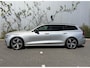 Volvo V60 2.0 T5 R-Design | Adaptieve Cruise Control | Trekhaak | Stoel + Stuurverwarming | 19 Inch | Standkachel | Sportstoelen | Memory | Keyless | Head-up Display | Camera | BLIS Dodehoek Detectie | Adaptieve Led Koplampen |