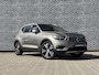 Volvo XC40 Plug-in Hybrid T5 Inscription | Trekhaak | Panoramadak | Adaptive cruise control | Lederen bekleding | Harman Kardon audio | 360 camera | Elektrische stoelverstelling | Stoel- en stuurverwarming | Actieve LED koplampen | Standkachel | Getint glas | Verwarmbare achterbank | Navigatie | Apple Carplay / Android Auto |