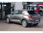 Volkswagen T-Roc 1.0 TSI Style 110PK / 81kW, Dealer onderhouden, ErgoActive voorstoelen met massagefunctie, verwarmbare voorstoelen, LED plus koplampen, privacy glas, lederen / alcantara bekleding, adaptieve cruise control (acc), draadloze telefoonlader, spraakbediening, 2-zone climatronic, light assist, digital cockpit pro, elektrisch verstel-, verwarm- en inklapbare buitenspiegels, draadloos Apple Carplay & Android Auto, multifunctioneel lederen stuurwiel, privacy glas, 17" LMV met 4 seizoenen banden, parkeersensoren voor en achter (pdc) etc.