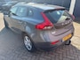 Volvo V40 1.6 D2 Kinetic | 12 maanden BOVAG garantie | Trekhaak | Dealeronderhouden | Navigatie | Climate Control | Parkeercamera | Parkeersensoren | High Performance Audio