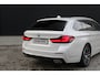 BMW 5-Serie Touring 520e High Executive - Laser - Memory - HUD - Achteras besturing - Stoel/Stuur verwarming - ACC - Keyless - Rijklaar