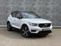 Volvo XC40 1.5 T4 Recharge R-Design Expression | Plug-in Hybrid (PHEV) | Panoramadak | Trekhaak | Lichtmetalen Velgen 19 inch | Achteruitrijcamera | Elektrische Achterklep | Keyless Entry | Navigatie | Apple Carplay | Android Auto | Cruise Control Adaptief