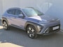 Hyundai Kona 1.6 GDi HEV Premium Sky Automaat / Zo goed als nieuw! / Sensation Pack / Trekgewicht  1.300 kg / Stuur- en Stoelverwarming / Stoelventilatie voor / / Elektrische achterklep / Apple Carplay Android Auto / BOSE Audisysteem /