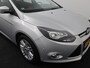 Ford Focus Wagon 1.0 EcoBoost Edition Plus Airco, Navi, Cruisec, Stoelverw, Lmvelg, Parkeerhulp, Mistl, Bluetooth, Verwarmde voorruit, Nieuwe Apk  remschijf en blokken. Mooie strakke auto. De Ford Focus Wagon 1.0 EcoBoost Edition Plus is een comfortabele en veelzijdige stationwagen die bekendstaat om zijn zuinige motor en pr