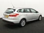 Ford Focus Wagon 1.0 EcoBoost Edition Plus Airco, Navi, Cruisec, Stoelverw, Lmvelg, Parkeerhulp, Mistl, Bluetooth, Verwarmde voorruit, Nieuwe Apk  remschijf en blokken. Mooie strakke auto. De Ford Focus Wagon 1.0 EcoBoost Edition Plus is een comfortabele en veelzijdige stationwagen die bekendstaat om zijn zuinige motor en pr