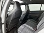 Volkswagen Golf 1.5 eTSI R-LINE | PANORAMADAK | BLACK OPTIEK | 18 INCH LICHTMETALEN VELGEN | STUUR & STOELVERWARMING | DODE HOEK ASSISTENTIE | APPLE CAR PLAY