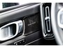 Volvo XC40 Plug-in Hybrid T5 R-Design | Trekhaak | Panoramadak | 20 inch velgen | 360 camera | Stoel- en stuurverwarming | Harman Kardon audio | Verwarmbare voorruit | Adaptive cruise control | Actieve LED koplampen | Elektrische stoelverstelling | Getint glas | Navigatie | Apple Carplay / Android Auto | Draadloze telefoonlader | LED mistlampen |